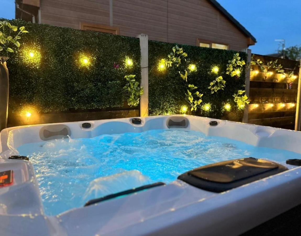 Tulip Cabin With Hot Tub York Exteriör bild
